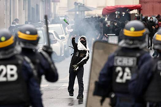 «Макрон должен последовать за ним». Во Франции сменился премьер-министр, но протесты продолжаются. Чего добиваются французы?