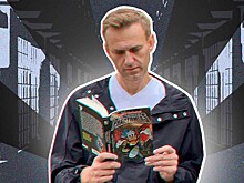 Шахматы, гантели из бутылей и книги: отсидевшие политики дали советы Навальному в СИЗО