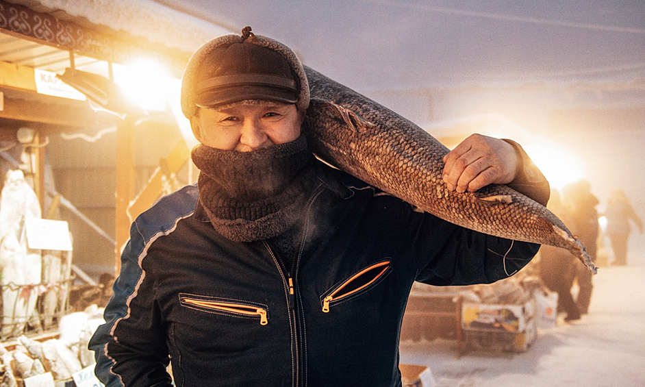 Торговец рыбой на рынке в Якутске, 2021 год