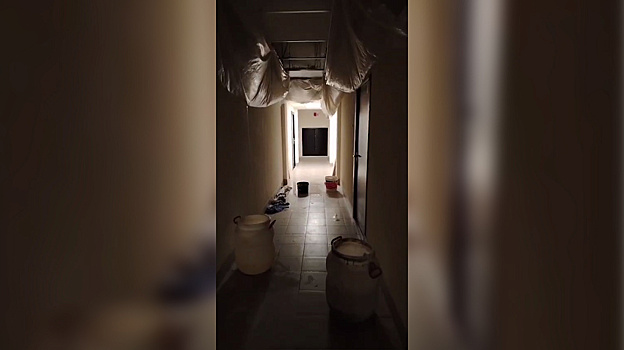 В Новом Уренгое талые воды затопили новостройку