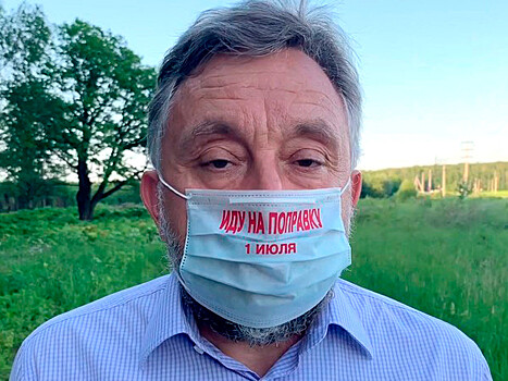 В Подмосковье единороссы раздали маски "Иду на поправку 1 июля"