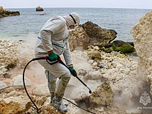 В Севастополе начали очищать пляжи от мазута с помощью пара