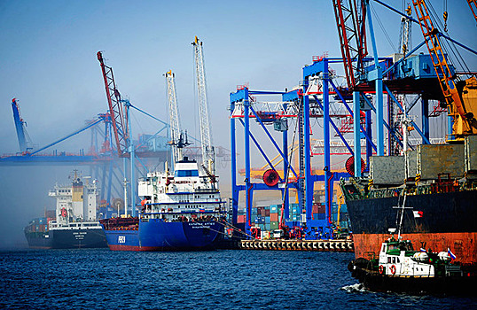 «Больше, чем в 2021 году»: в портах Дальнего Востока скопились суда