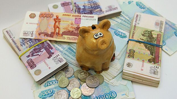 Опрос ВЦИОМ показал, что россияне чаще стали хранить сбережения в рублях