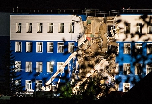 7 лет назад в Омске обрушилась казарма: 10 трагичных фото тех, кто у руин здания надеялся на чудо