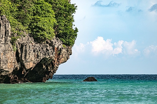 На острове Пхукет в Таиланде почернела вода на пляжах