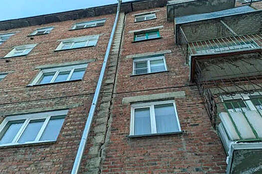 В Новосибирске жильцы пожаловались, что в их доме из-за мороза появилась большая трещина