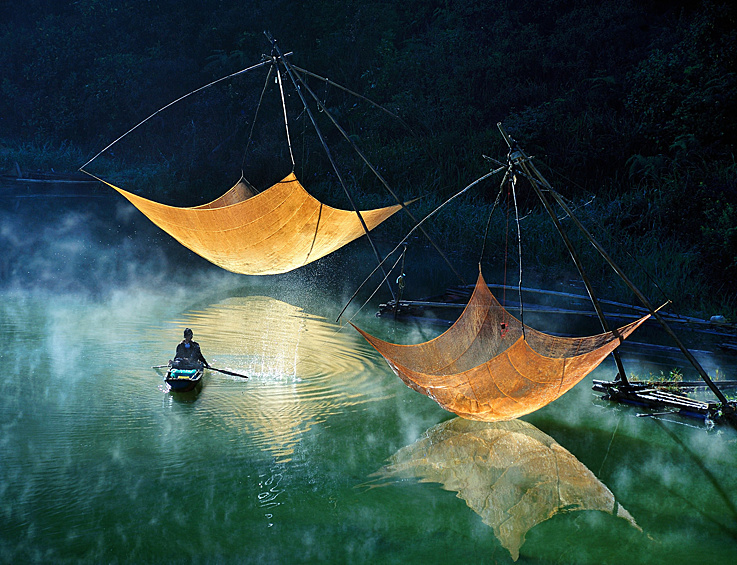 Шорт-лист экологического фотоконкурса Ciwem Atkins Environmental Photographer 2015 - в нашей фотогалерее. На фото: проверка рыболовной сети, Вьетнам.