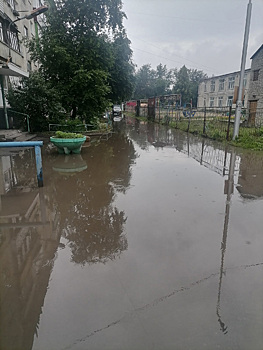 Двор жилого дома в Кургане затопило после дождя