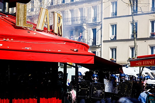 В Париже протестующие против пенсионной реформы подожгли любимый ресторан Макрона