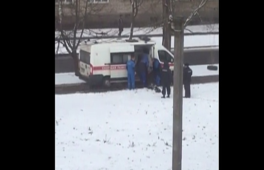 Врачи скорой и полиция волокли пациента по снегу
