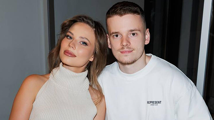 Әжесі мен немересі моншада бірге шомылуда (порно видео)