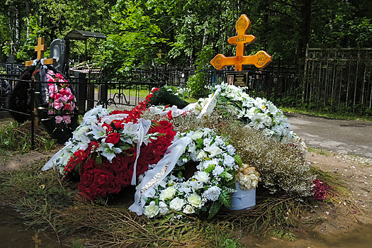 Посетитель кладбища умер в день рождения отца, которого пришел поминать