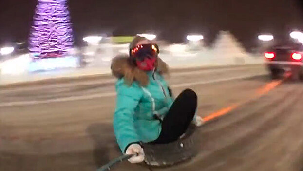 В центре Екатеринбурга экстремалы устроили заезд на прицепленной к машине покрышке