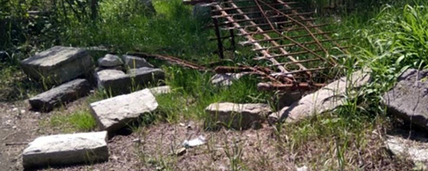 Во Владикавказе разыскиваются вандалы, разрушившие надгробья