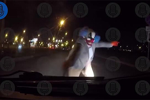 Клоун с вантузом напал на машину в Петербурге