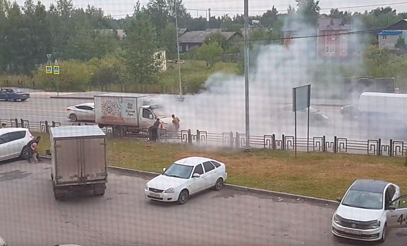 Автомобилисты самостоятельно потушили «Газель», вспыхнувшую на улице Западносибирской
