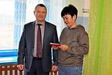 Орден Мужества вручили вдове героя Донбасса Ойрата Туребаева в Карасукском районе