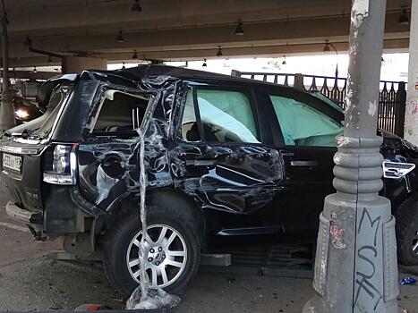 В Москве джип рухнул с моста