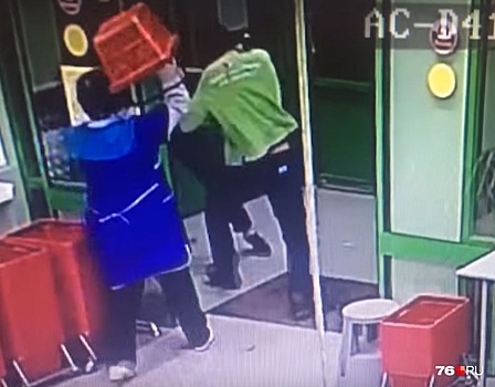 В Ярославле уборщица в супермаркете поколотила грабителей корзинкой. Видео