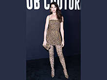 40-летняя Энн Хэтэуэй в "леопарде" с ног до головы пришла на показ Valentino