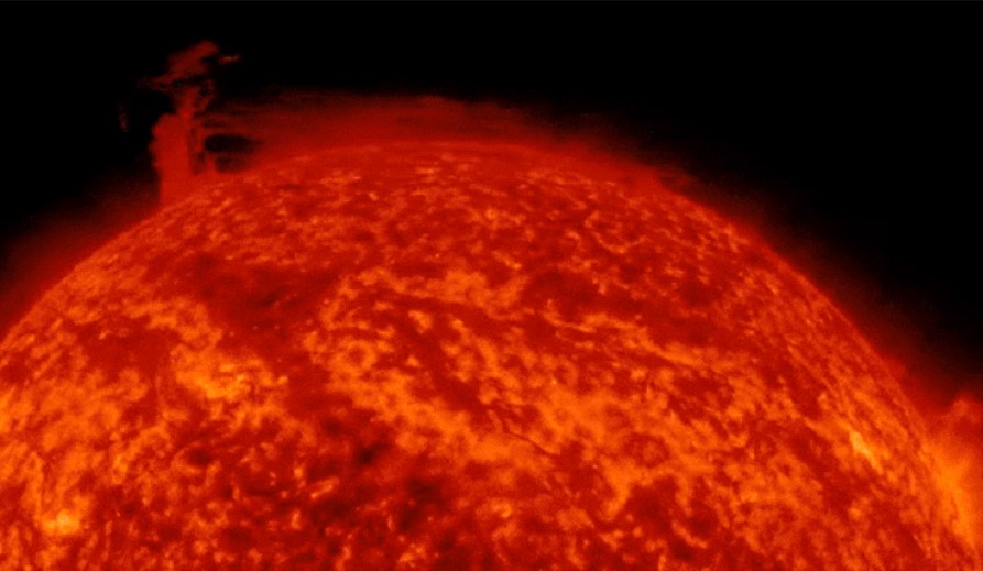 Ученые сняли необычное извержение плазмы на Солнце