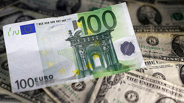 Евро снижается на открытии торгов