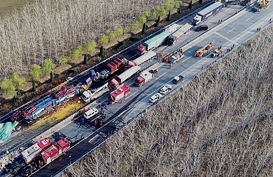 Почти 30 грузовиков столкнулись на китайской трассе - погибли 9 человек