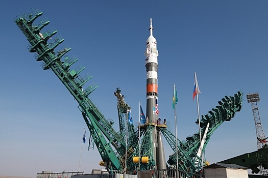 Ракету «Союз-2.1б» установили на стартовый стол Байконура
