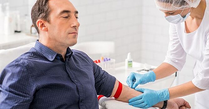 Бизнес на крови: в США растет популярность омолаживающих переливаний. Но есть ли он них польза?