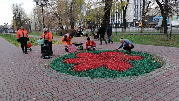 Цветники в Южнопортовом задекорировали цветной щепой