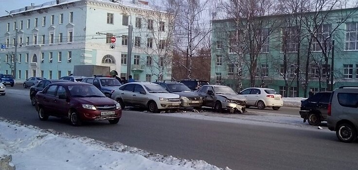 Три машины столкнулись на ул. Удмуртской в Ижевске