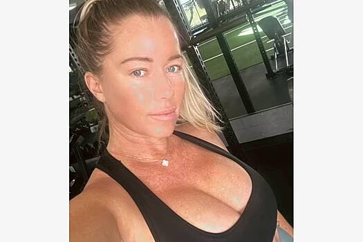 Экс-модель Playboy снялась в спортзале в наряде с глубоким декольте