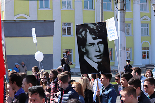 Игрушки и огромные цветы. В Рязани прошла первомайская демонстрация