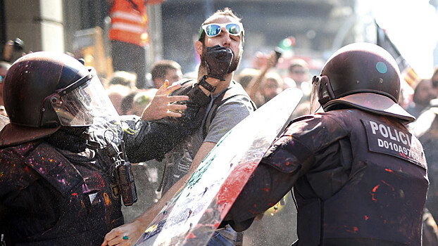 В Барселоне прошли столкновения митингующих с полицией