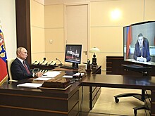 Эксперт объяснил жест Путина с ручкой
