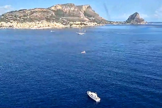 Водолазы нашли пробоину в затонувшей яхте Bayesian и пытаются добраться до кают