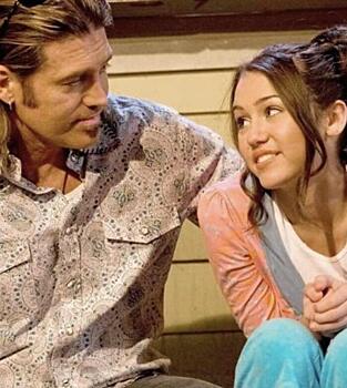 На фоне многолетнего конфликта отец Майли Сайрус опубликовал фото с певицей в день её 33-летия