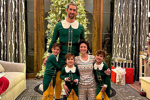 Пловец Майкл Фелпс вместе с сыновьями переоделся в эльфов на Рождество