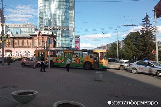 В центре Екатеринбурга машина каршеринга попала в ДТП с троллейбусом