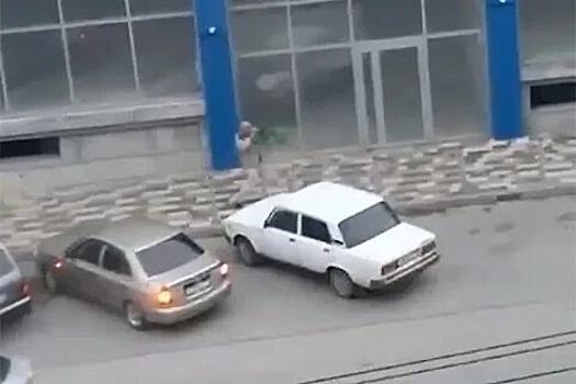 Возле ТЦ «Славянский» в Крымске открыли стрельбу, погибли четыре человека