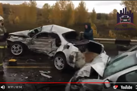 Под Красноярском трое получили травмы в тяжёлой аварии