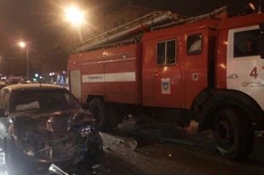В Оренбурге пожарная автоцистерна и автомобиль столкнулись на перекрестке