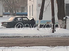 Легковушка протаранила дом в Новокузнецке