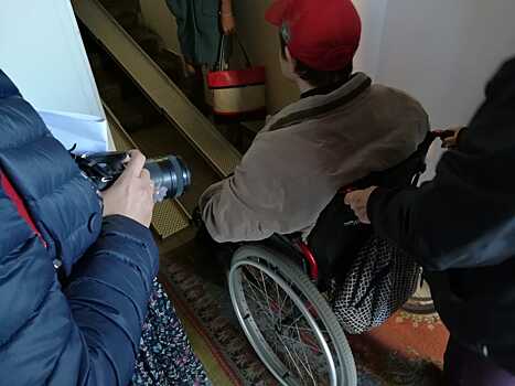 В Калининграде инвалиду-колясочнику вручили переносной пандус