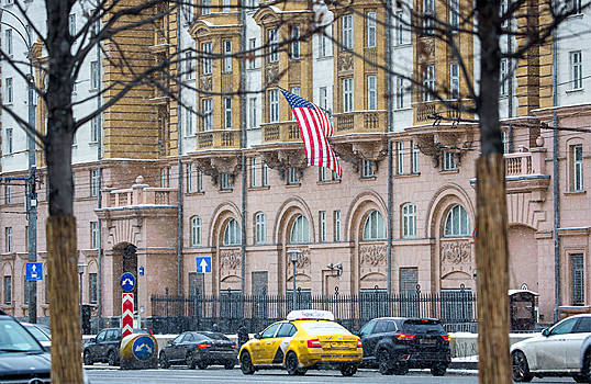Посольство США работает над возобновлением выдачи виз россиянам