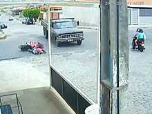 Мотоциклист чудом выжил, попав под колеса грузовика, — видео
