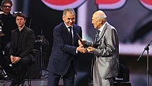 Шойгу вручил Дроздову премию «Своя колея» на концерте в честь 80-летия Высоцкого