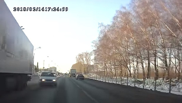 В Бердске дальнобойщик спровоцировал лобовое столкновение, разговаривая по телефону