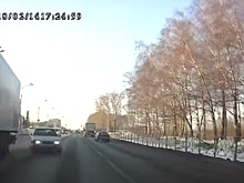 В Бердске дальнобойщик спровоцировал лобовое столкновение, разговаривая по телефону
